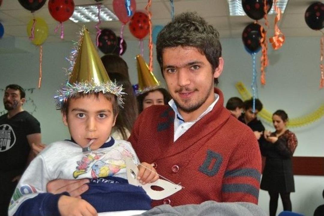 Yılbaşı &Ouml;ncesi Hasta &Ouml;ğrencilere Eğlence D&uuml;zenlendi