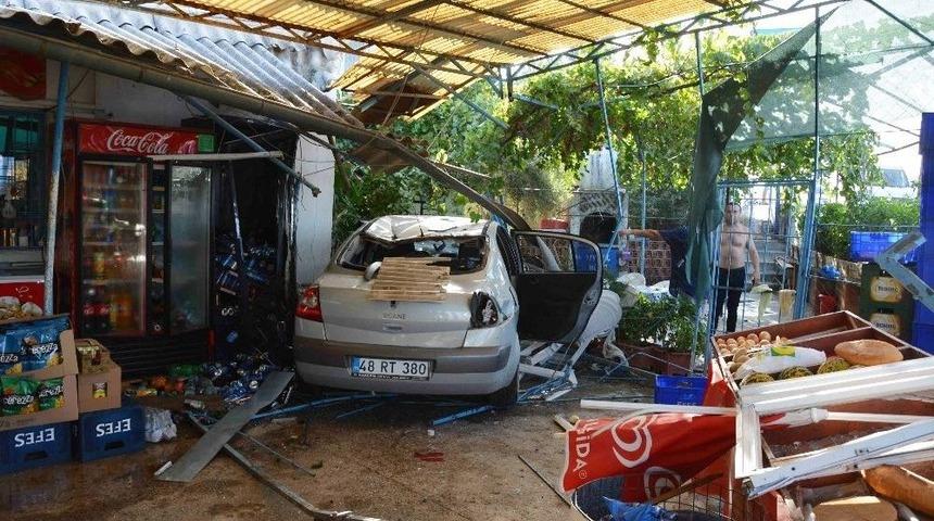 Kontrolden &Ccedil;ıkan Otomobil Motosiklet Ve Kaldırımdaki &Ouml;ğrenciye &Ccedil;arparak Markete Girdi