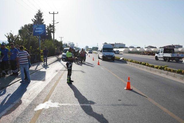 Kontrolden Çıkan Otomobil Motosiklet Ve Kaldırımdaki Öğrenciye Çarparak Markete Girdi