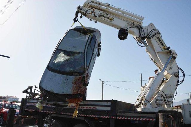 Kontrolden Çıkan Otomobil Motosiklet Ve Kaldırımdaki Öğrenciye Çarparak Markete Girdi