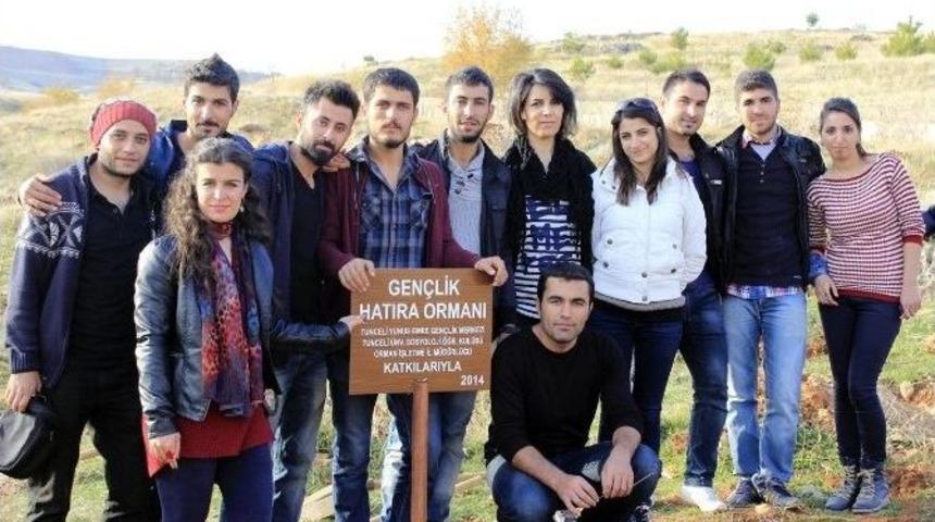 Tuncelili Gen&ccedil;ler 250 Fidanı Toprakla Buluşturdu