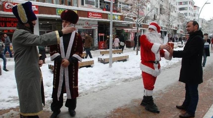 Yeni&ccedil;eriler Noel Baba&rsquo;yı Kovaladı