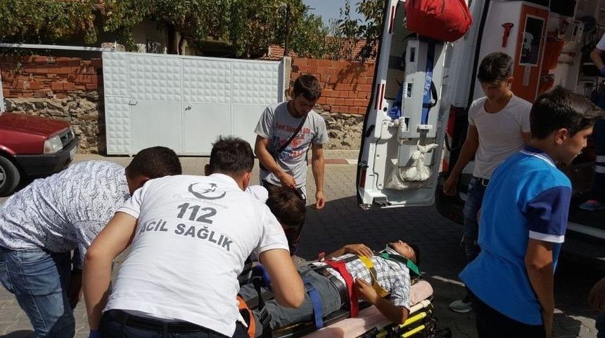 Motosiklet Kamyonete Çarptı: 1 Yaralı