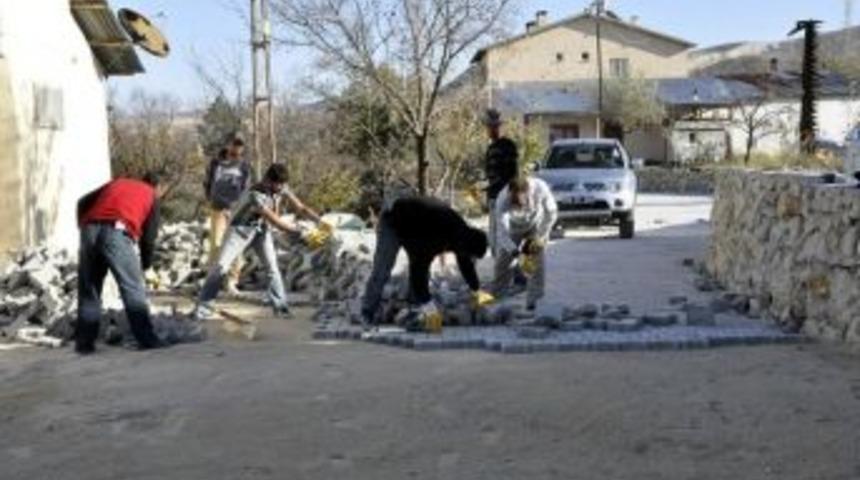 G&uuml;r&uuml;n&rsquo;de Parke Taşı D&ouml;şeme &Ccedil;alışmaları S&uuml;r&uuml;yor