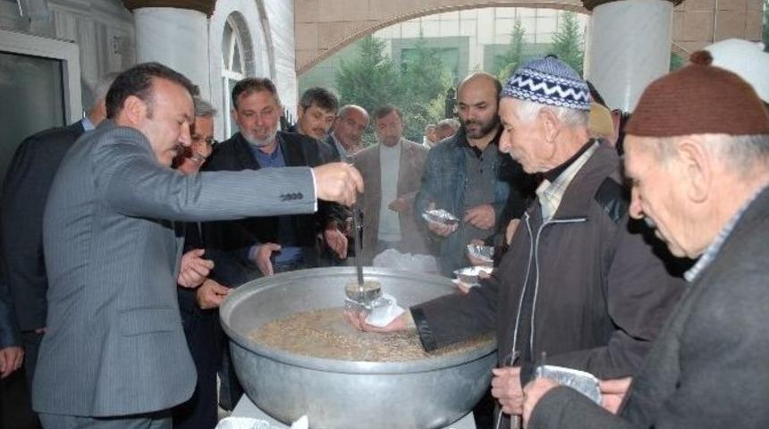 Fatih Camiin&rsquo;de 2 Bin Kişilik Aşure Dağıtıldı