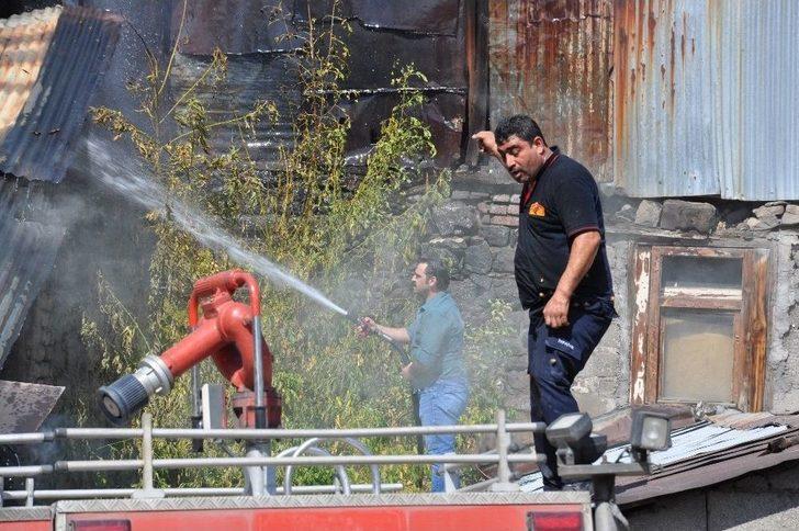 Kars’ta Metruk Bina Alev Alev Yandı G3