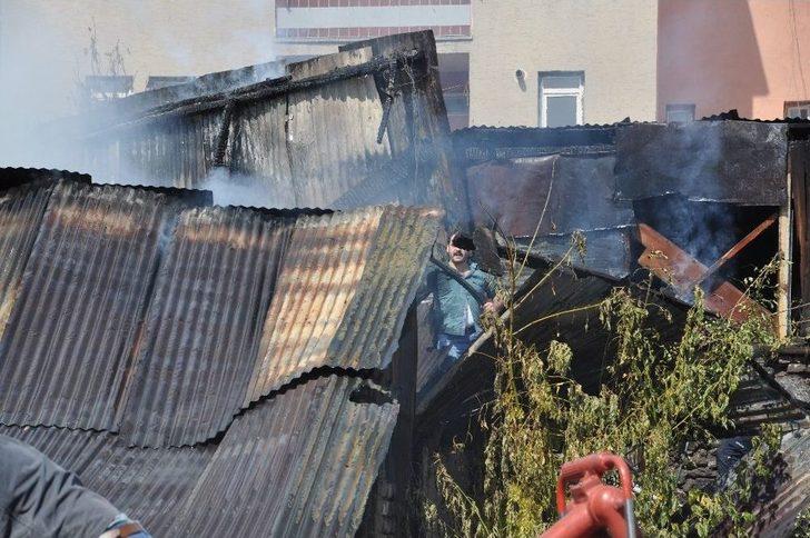 Kars’ta Metruk Bina Alev Alev Yandı G4