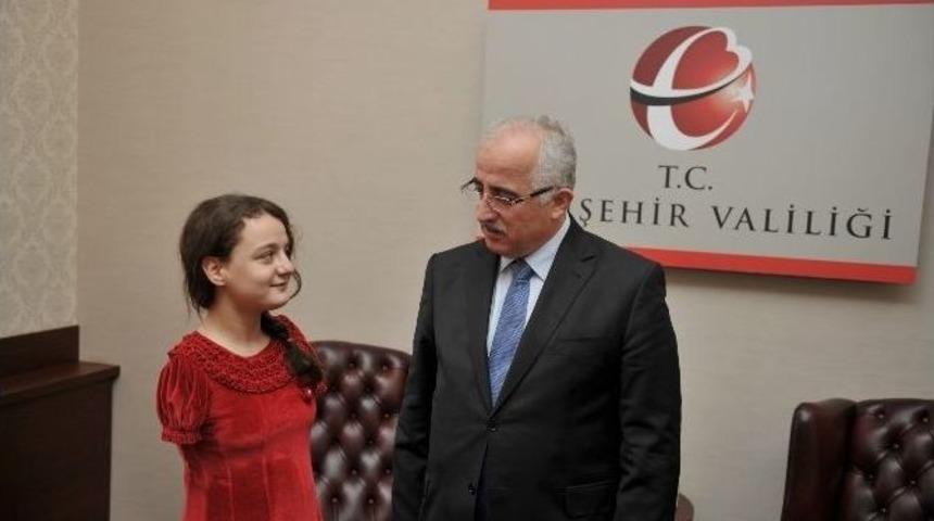 Ayakları İle Ebru Yapan S&uuml;meyye Boyacı, Vali Tuna&rsquo;yı Makamında Ziyaret Etti