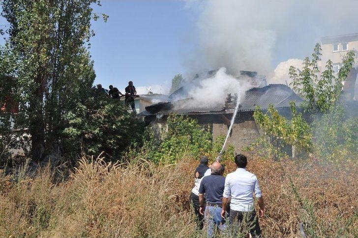 Kars’ta Metruk Bina Alev Alev Yandı G5