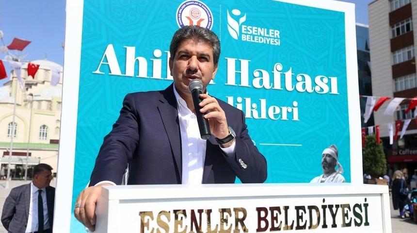 Esenler’de Ahilik Kutlamalarında Renkli Görüntüler Oluştu