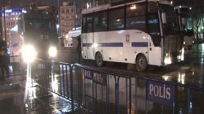 Taksim Meydanı'nda &Ccedil;evik Kuvvet Ekipleri G&uuml;venlik &Ouml;nlemi Aldı