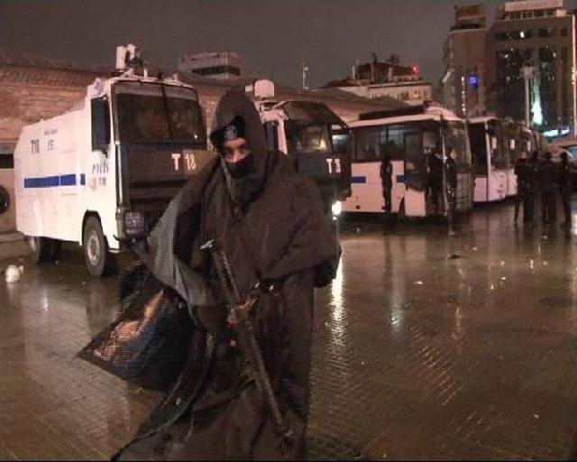 Taksim Meydanı'nda Çevik Kuvvet Ekipleri Güvenlik Önlemi Aldı