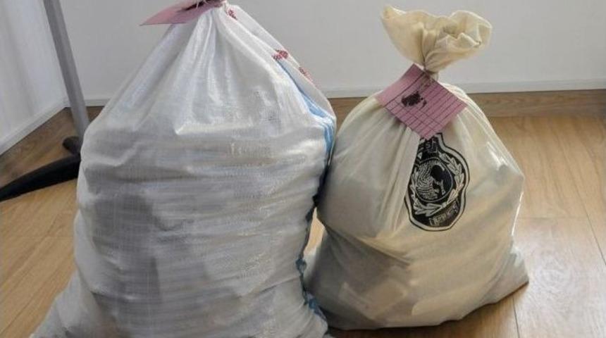 Adilcevaz&rsquo;da 700 Adet Ka&ccedil;ak Cep Telefonu Ele Ge&ccedil;irildi