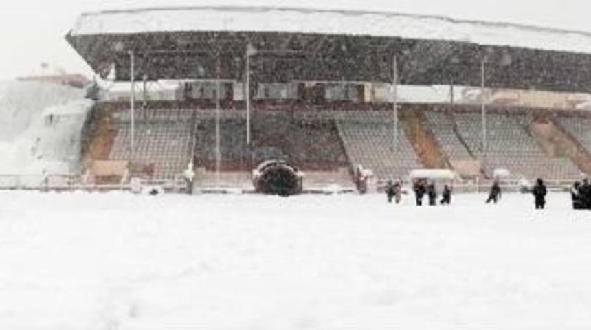 Bilecik Stadyumunda Kapalı Trib&uuml;n&uuml;n&uuml;n &Ccedil;atısı &Ccedil;&ouml;kt&uuml;
