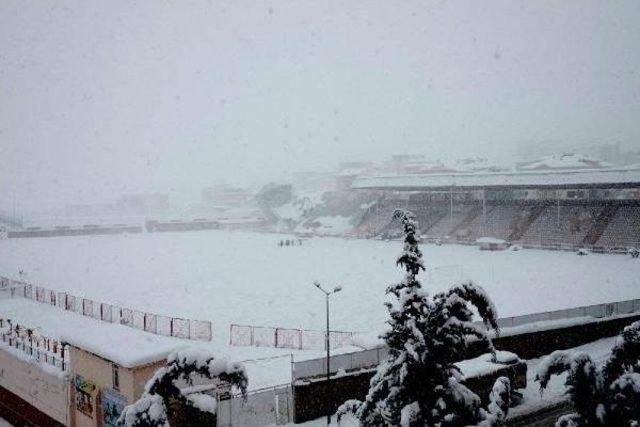 Bilecik Stadyumunda Kapalı Tribününün Çatısı Çöktü