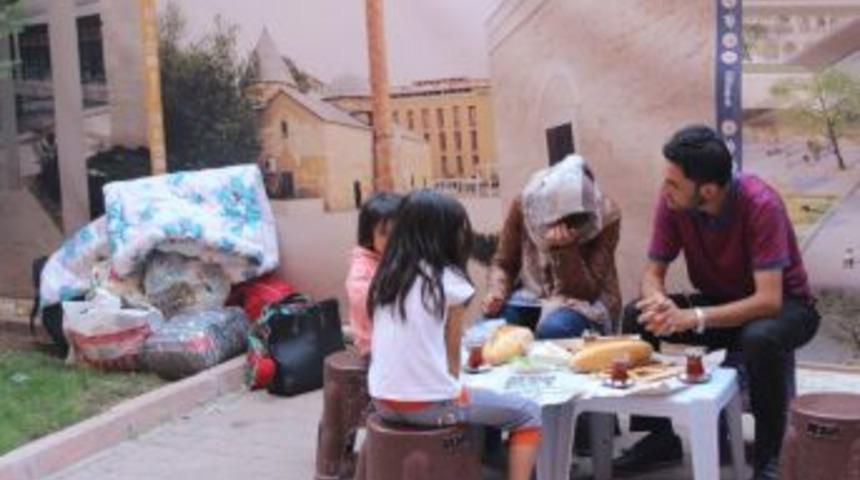 Sokakta Yaşayan Afganlı Aileye Ahi Esnafı Sahip &Ccedil;ıktı