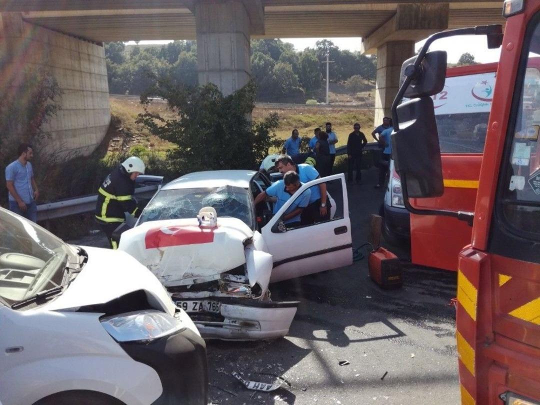 Tekirdağ&rsquo;da İki Ara&ccedil; &Ccedil;arpıştı, Ortalık Savaş Alanına D&ouml;nd&uuml;