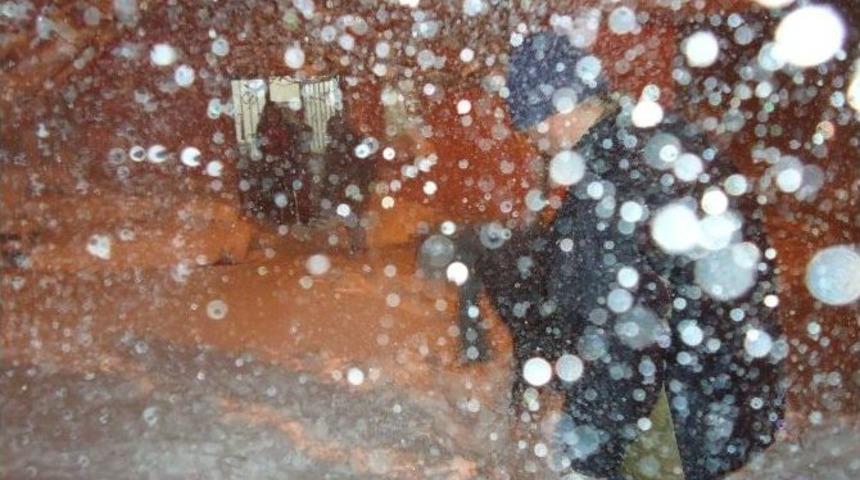 Karda Evden &Ccedil;ıkamayınca Komşuları Kurtardı