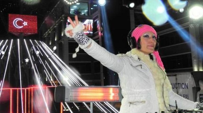 Yeni Yılı Soğuk Ve Yağmura Aldırış Etmeden Karşıladılar