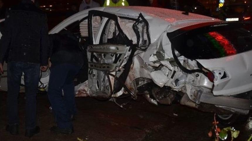 Otomobil Bariyerlere &Ccedil;arptı: 1 Yaralı