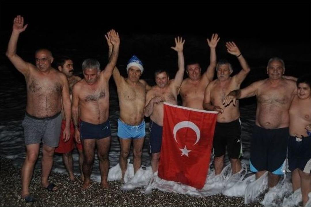 2015&rsquo;i Buz Gibi Suda Karşıladılar