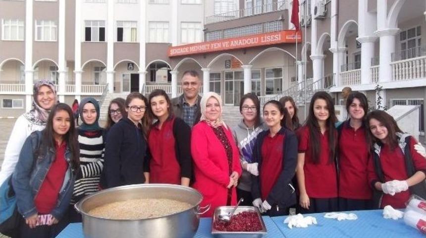 Şehzade Mehmet Koleji Yemek Kul&uuml;b&uuml; Aşure Dağıttı