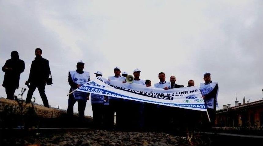 Demiryollarının &Ouml;zelleştirilmesini Protesto Ettiler