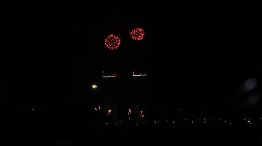 -izmir 2015&rsquo;e Havai Fişek G&ouml;sterisiyle Girdi