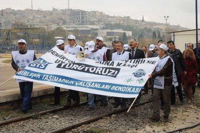 Demiryollarının &Ouml;zelleştirilmesini Protesto Ettiler 2