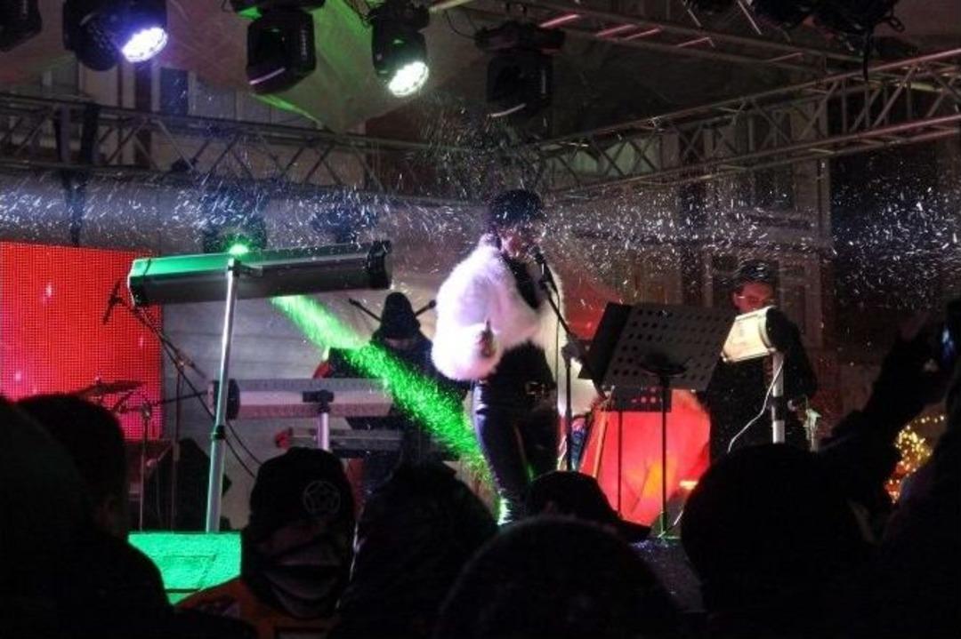 Kar Altında Verilen Konserle Yeni Yıla Merhaba Dediler