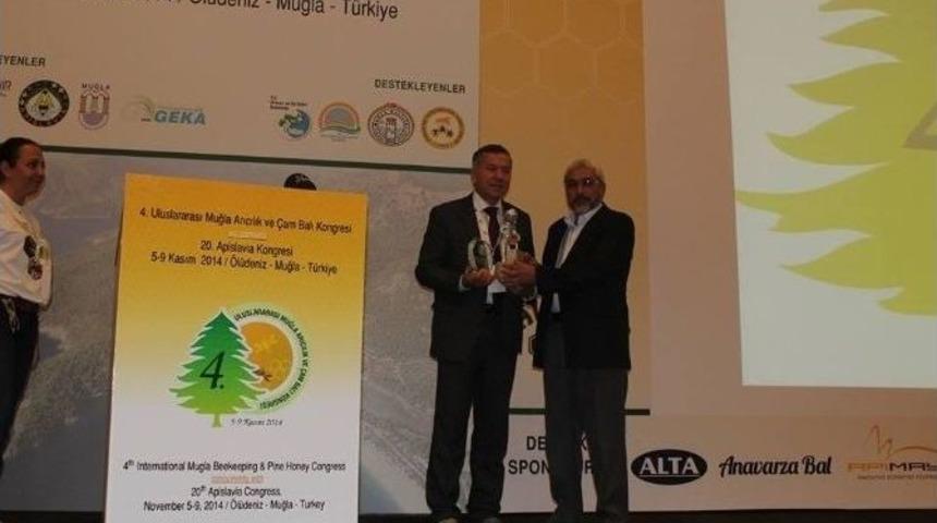 Bayrami&ccedil;li Bal &Uuml;reticisine Plaket