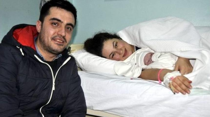 Eskişehir&rsquo;de Yeni Yılın İlk Bebeği Normal G&uuml;n&uuml;nden Erken D&uuml;nyaya Geldi