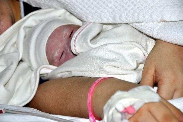 Eskişehir’de Yeni Yılın İlk Bebeği Normal Gününden Erken Dünyaya Geldi 1