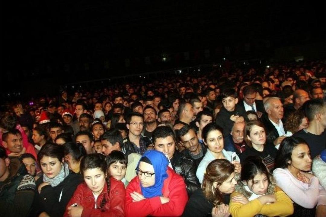 5 Bin Kişi Davul Zurna Eşliğinde Yeni Yılı Karşıladı