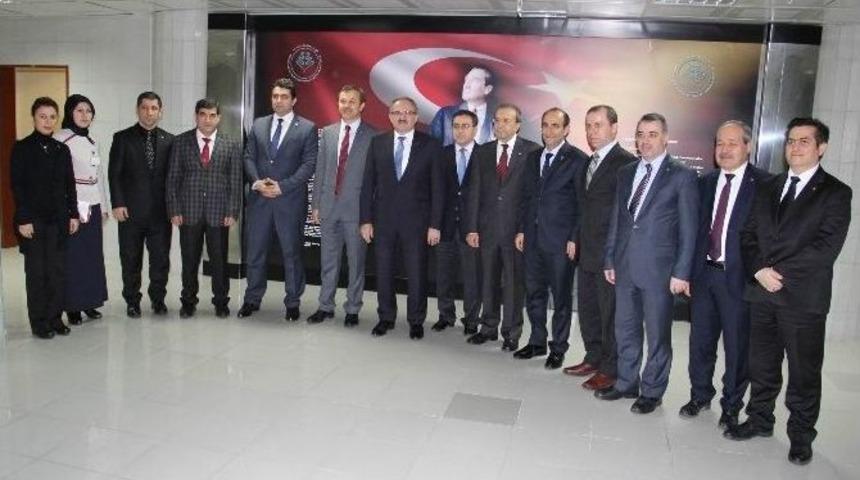 Vali Karaloğlu Yeni Yılın İlk Bebeğine Altın Taktı