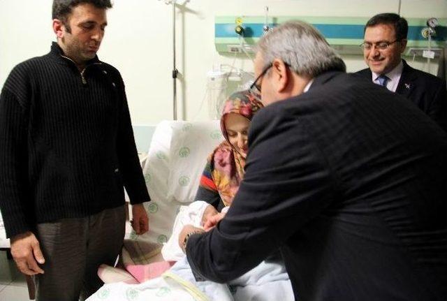 Vali Karaloğlu Yeni Yılın İlk Bebeğine Altın Taktı 1