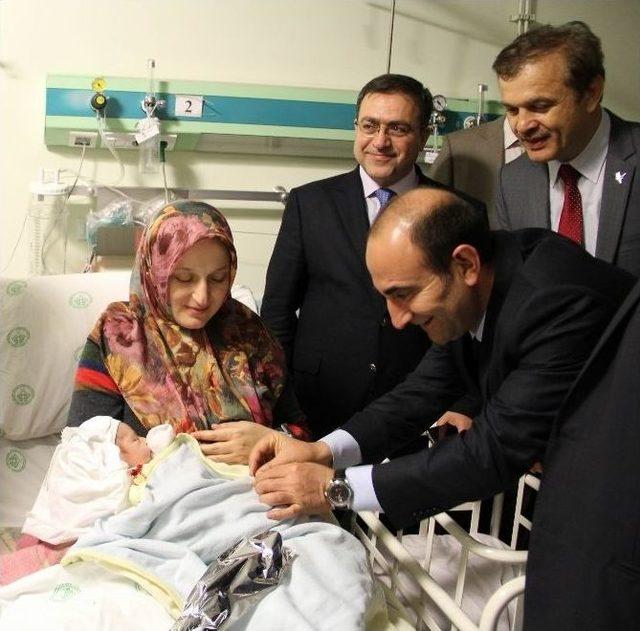 Vali Karaloğlu Yeni Yılın İlk Bebeğine Altın Taktı 2