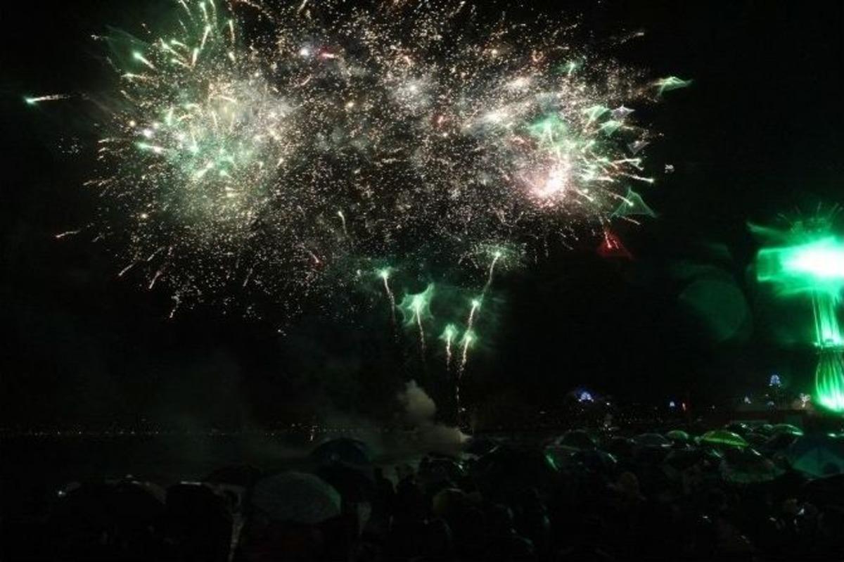 İzmir Yeni Yıla Yağmur Altında Girdi