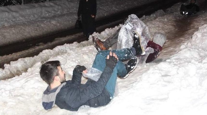 Gen&ccedil;ler, Yeni Yıla Kayarak Girdiler
