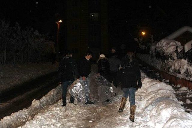 Gençler, Yeni Yıla Kayarak Girdiler