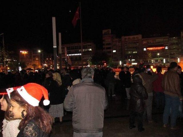 Aydın Yeni Yıla Yağmur Altında, Su Ve Ateş Gösterisi İle Girdi