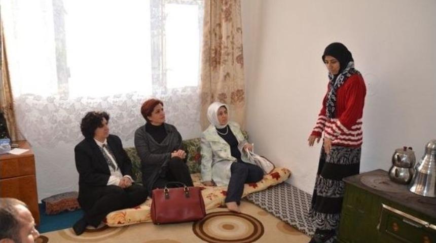 İhtiya&ccedil; Sahibi Aileler Evlerinde Ziyaret Ediliyor