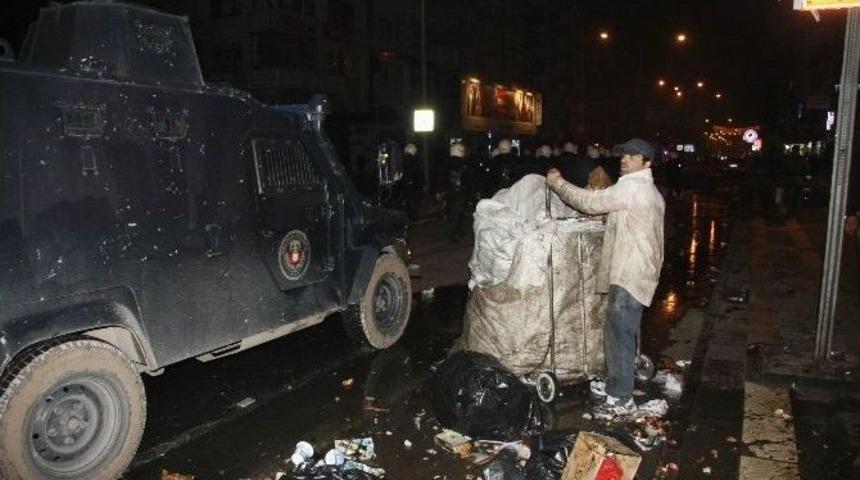 Gruplar Polise Saldırdı O Ekmeğinin Peşine D&uuml;şt&uuml;