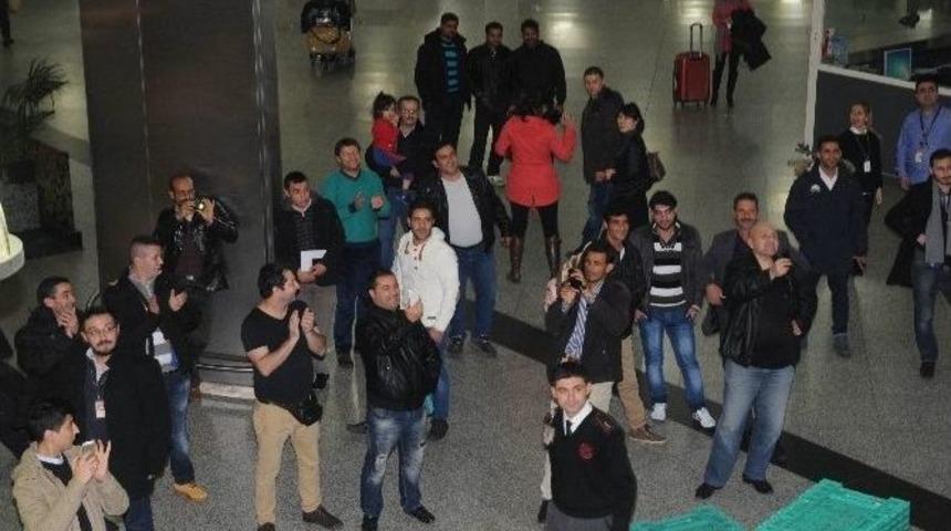 Alkol&uuml; Fazla Ka&ccedil;ıran Rus Yolcu Havalimanında Konser Verdi