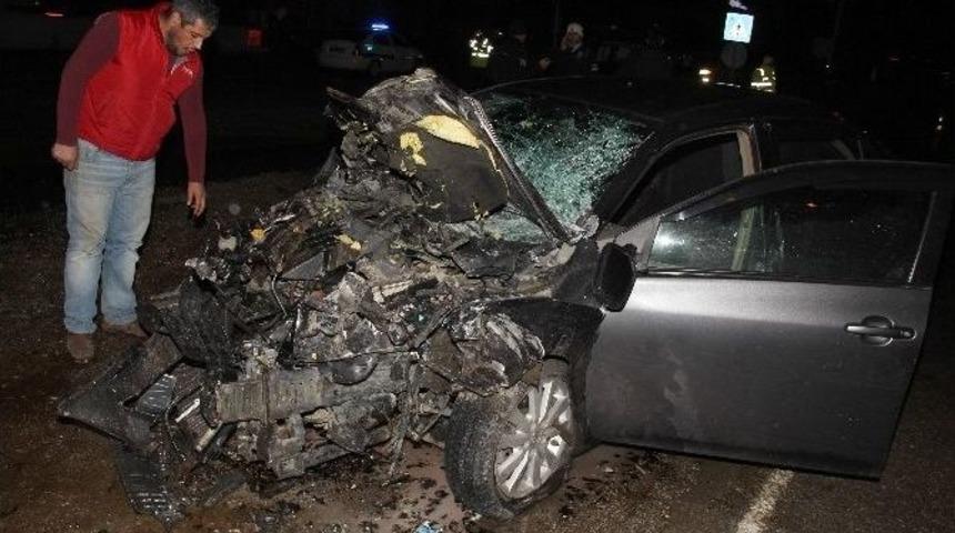 Samsun&rsquo;da Otomobil Midib&uuml;s İle &Ccedil;arpıştı: 3 Yaralı