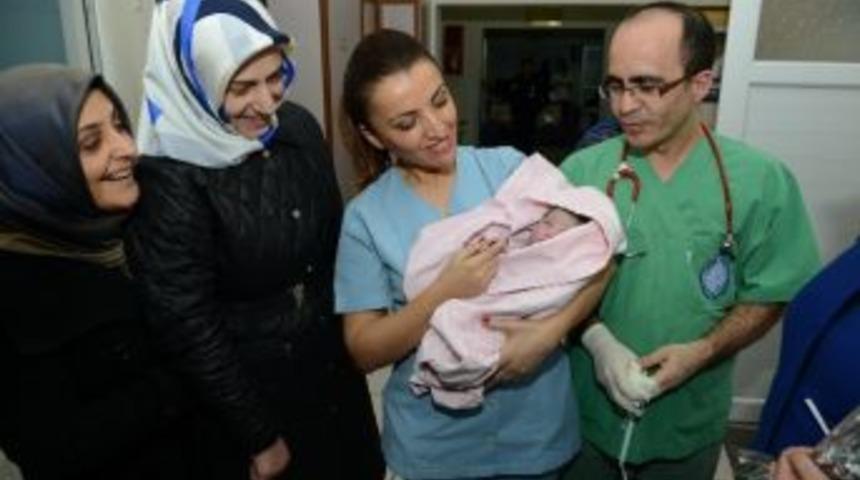 2014&rsquo;&uuml;n Son, 2015&rsquo;in İlk Bebeğine Altın