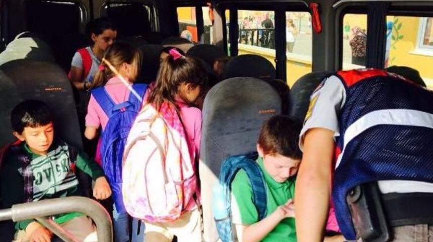 D&uuml;zce'de 17 Kişilik Minib&uuml;se 32 &Ouml;ğrenci Bindiren Şof&ouml;re Ceza