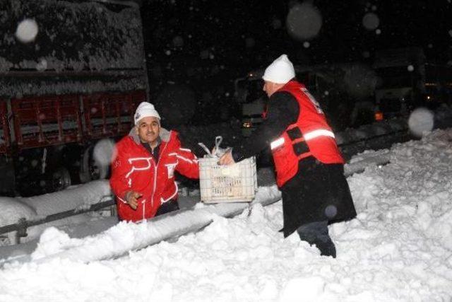 Mahsur Kaldıkları Yolda Yeni Yıla Girdiler