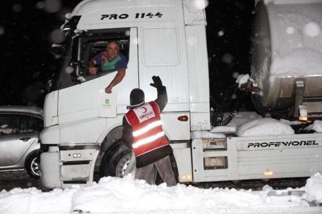 Mahsur Kaldıkları Yolda Yeni Yıla Girdiler