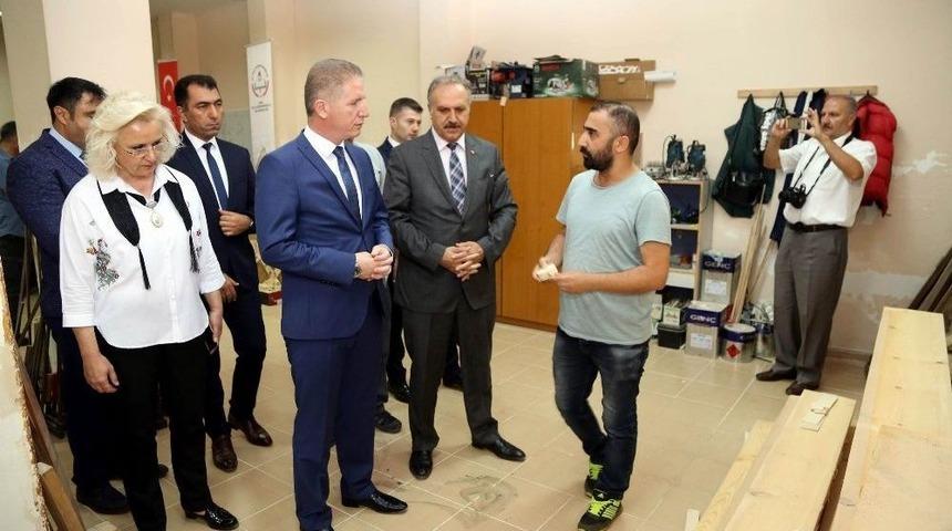 Kadınlar Ahşap Oyuncak &Uuml;retiyor